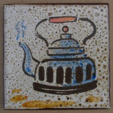 MOSA 1355 Wandfliese handbemalte antike Küchenfliese Landhaus Art mit Teekanne Kessel Motiv 10x10 cm