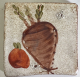MOSA 1305 Wandfliese handbemalte antike Küchenfliese Braunes Gemüse Rübe/Karotte Motiv 10x10 cm